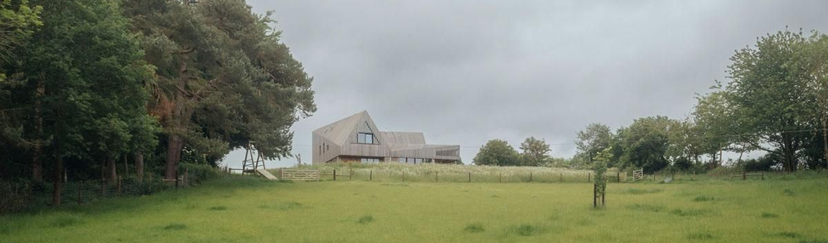 Modernes, energieeffizientes Wohnhaus im Grünen